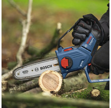 Akumulátorová reťazová píla reže kmeň stromu, logo Bosch