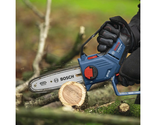 Akumulátorová reťazová píla reže kmeň stromu, logo Bosch