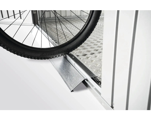 Detailný záber pneumatiky bicykla na rebrovanej kovovej rampe