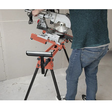 Pokosová píla na stojane s valčekovou podperou v dielni.