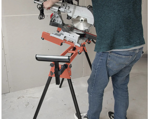 Pokosová píla na stojane s valčekovou podperou v dielni.