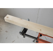 Drevený trám na valčekovom stojane