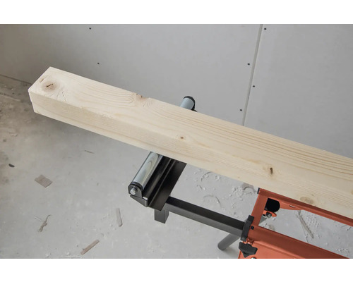 Drevený trám na valčekovom stojane