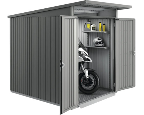 Kovová kôlňa na náradie s motorkou, regálmi, olejmi a prilbou