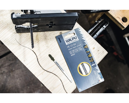 Pílové listy Wilpu HC 22 DV s priamočiarou pílou na drevenej doske