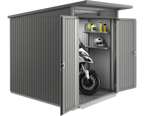 Kovová kôlňa s otvorenými dverami, motocykel, helma a regály