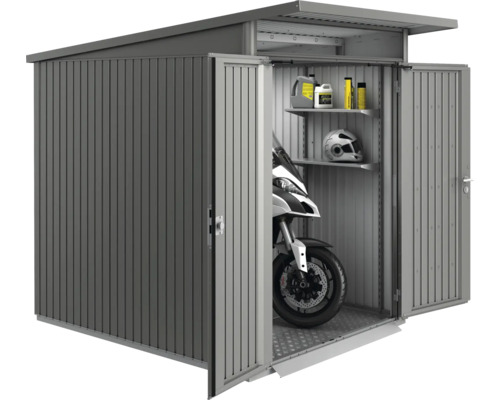 Kovová kôlňa na náradie s motorkou, regálmi, motorovým olejom a helmou