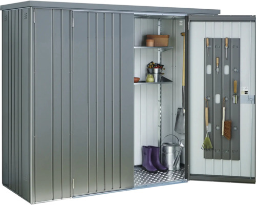 Otvorený kovový záhradný box s policami a záhradným náradím