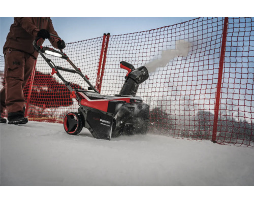 Osoba obsluhuje snehovú frézu na odpratávanie snehu.