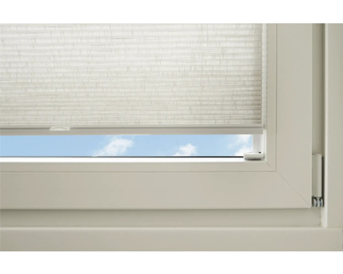 Detailný pohľad na okno s namontovanou plisovanou roletou na dekoráciu okien a ochranu proti slnku