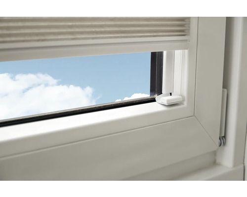 Zatvorené okno so žalúziou a výhľadom na oblohu