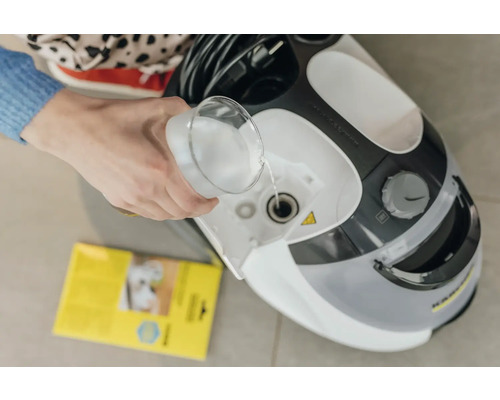 Osoba nalieva vodu do parného čističa Kärcher