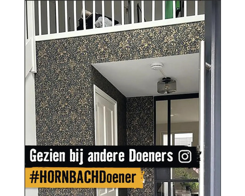 Chodba so vzorovanou tapetou, stropné svietidlo a hlásič dymu