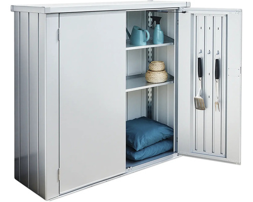 Záhradná skriňa s policami a záhradným príslušenstvom