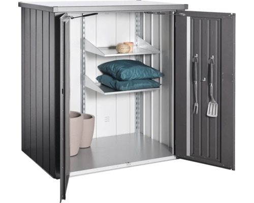 Kovová záhradná skriňa s policami a záhradným náradím