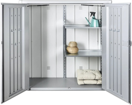 Otvorená skriňa na náradie s policami a záhradným príslušenstvom