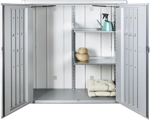 Otvorená skriňa na náradie s policami a záhradnými doplnkami