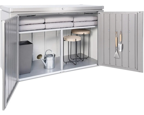 Otvorená skriňa na náradie so záhradným náradím, stoličkami a vankúšmi