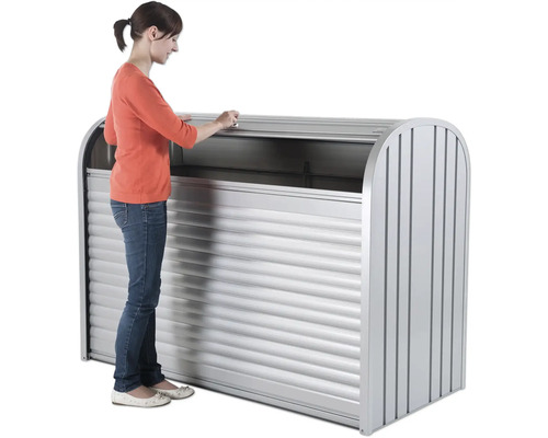 Žena otvára záhradný box s roletou