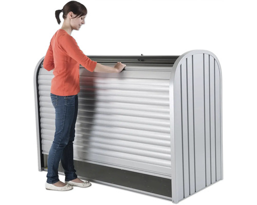 Žena otvára roletovú skriňu pre vonkajšie použitie