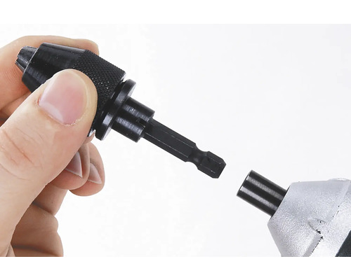 Ruka drží rýchloupínacie skľučovadlo pre vŕtačku