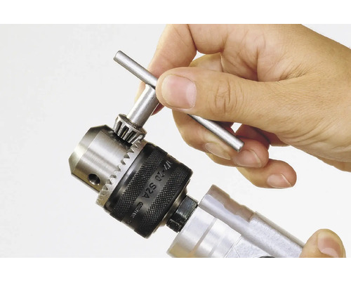 Vŕtacie skľučovadlo sa uťahuje kľúčom k vŕtaciemu skľučovadlu.