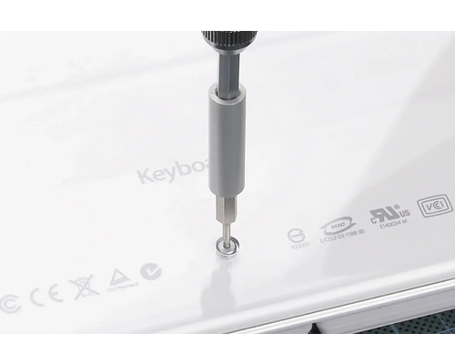 Skrutkovač uťahuje skrutku v elektronickom zariadení