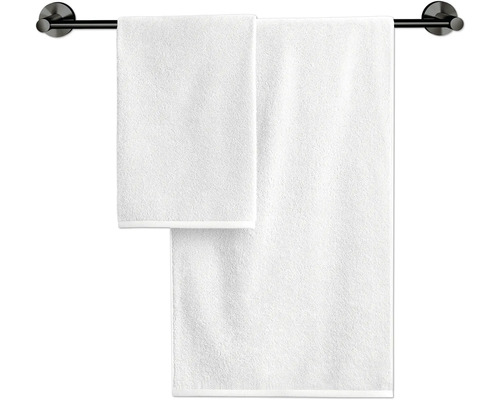 Dva biele uteráky visia na držiaku na uteráky.