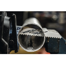 Pílový list na kov reže kovovú rúrku v držiaku