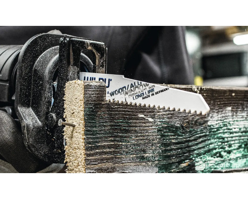 Šabľová píla reže drevo s pílou na kov