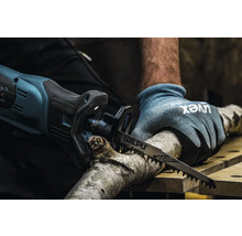 Osoba reže konár elektrickou priamočiarou pílou a pílovým listom Wilpu.