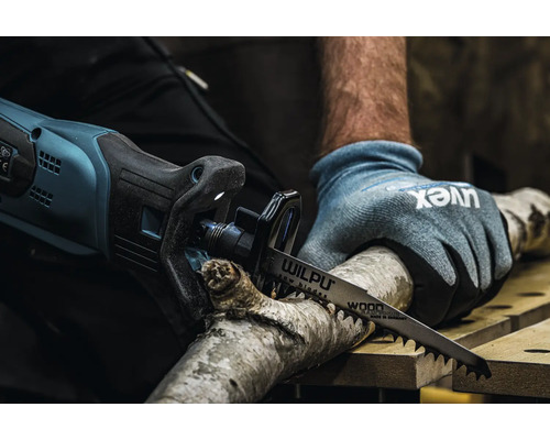 Osoba reže konár elektrickou priamočiarou pílou a pílovým listom Wilpu.