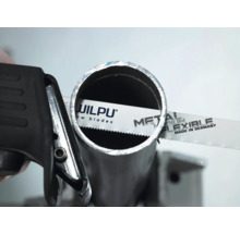 Pílový list na kov pri rezaní kovovej rúrky.