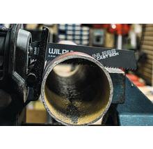 Čepeľ šabľovej píly reže kovovú rúrku