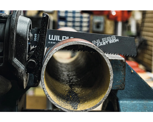 Čepeľ šabľovej píly reže kovovú rúrku