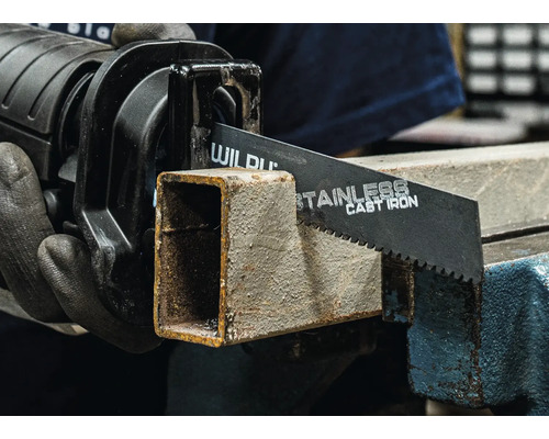 Chvostová píla reže kovovú rúrku v zveráku.