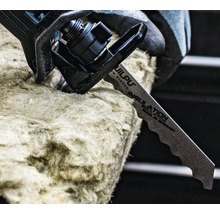 Šabľová píla reže izolačný materiál