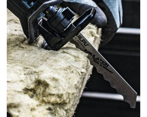 Šabľová píla reže izolačný materiál