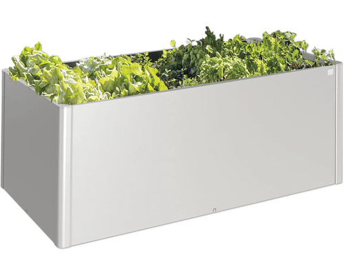 Kovový vyvýšený záhon osadený šalátom a bylinkami