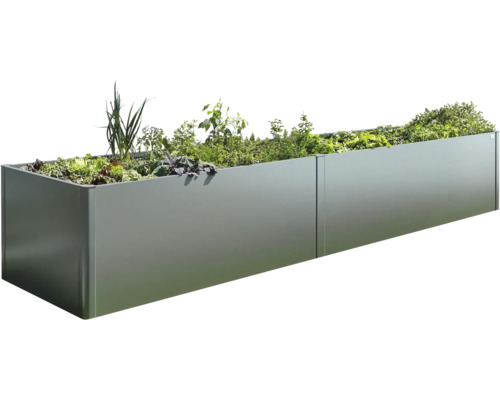 Dlhý kovový kvetináč s rôznymi rastlinami