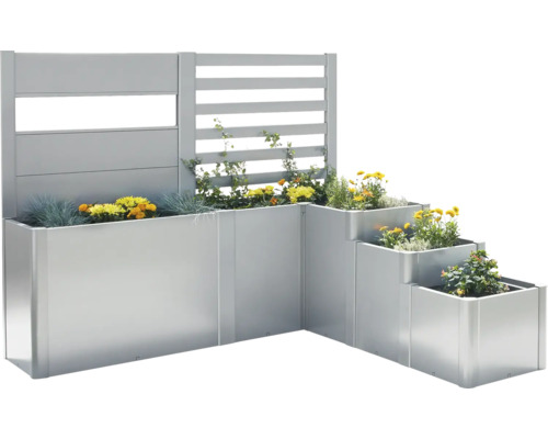Viacdielny stupňovitý kovový kvetináč s rastlinami a ochranou súkromia