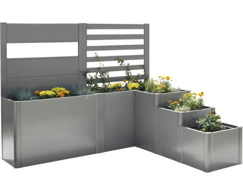 Stupňovité kvetináče s ochrannou stenou a výsadbou