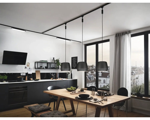 Kuchynská scéna s jedálenským stolom, osvetľovacím systémom a kuchynským nábytkom.