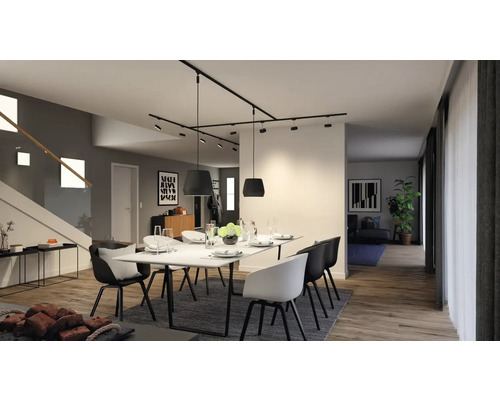 Jedáleň s jedálenským stolom, stoličkami a koľajnicovým osvetlením