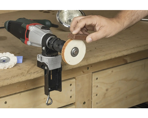 Vŕtací stroj s leštiacim nadstavcom a leštiacou pastou na leštenie kovov