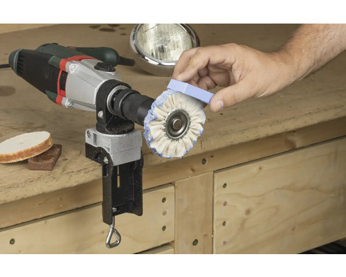 Leštička s leštiacim nástavcom sa potiera leštiacou pastou.