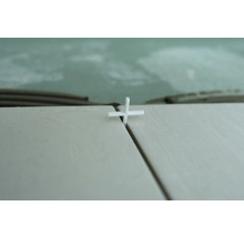 Medzera medzi dlaždicami s krížikom na škáry