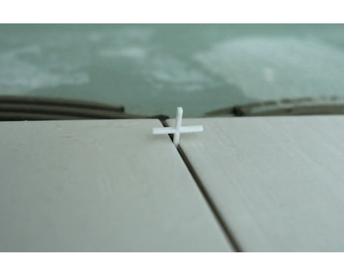 Medzera medzi dlaždicami s krížikom na škáry