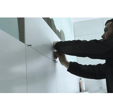 Obkladač pracuje s dlaždicami a obkladačskými šnúrami