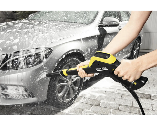 Vysokotlakový čistič Kärcher sa používa na čistenie automobilu.